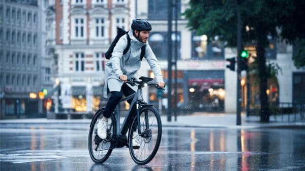 mand på cykel jakke