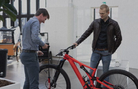 Mathias hjælper med at gøre cykel over lønnen klar til kunde