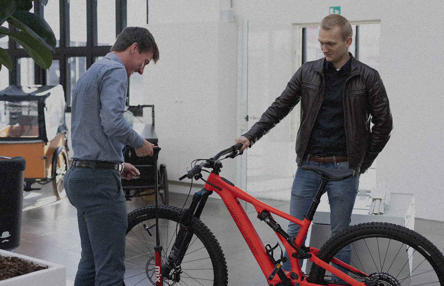 Mathias hjælper med at gøre cykel over lønnen klar til kunde